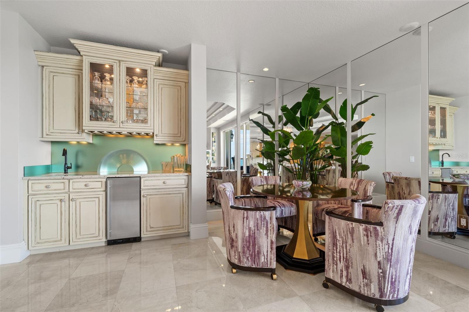 Listing photo id 17 for 464 Golden Gate Point 703