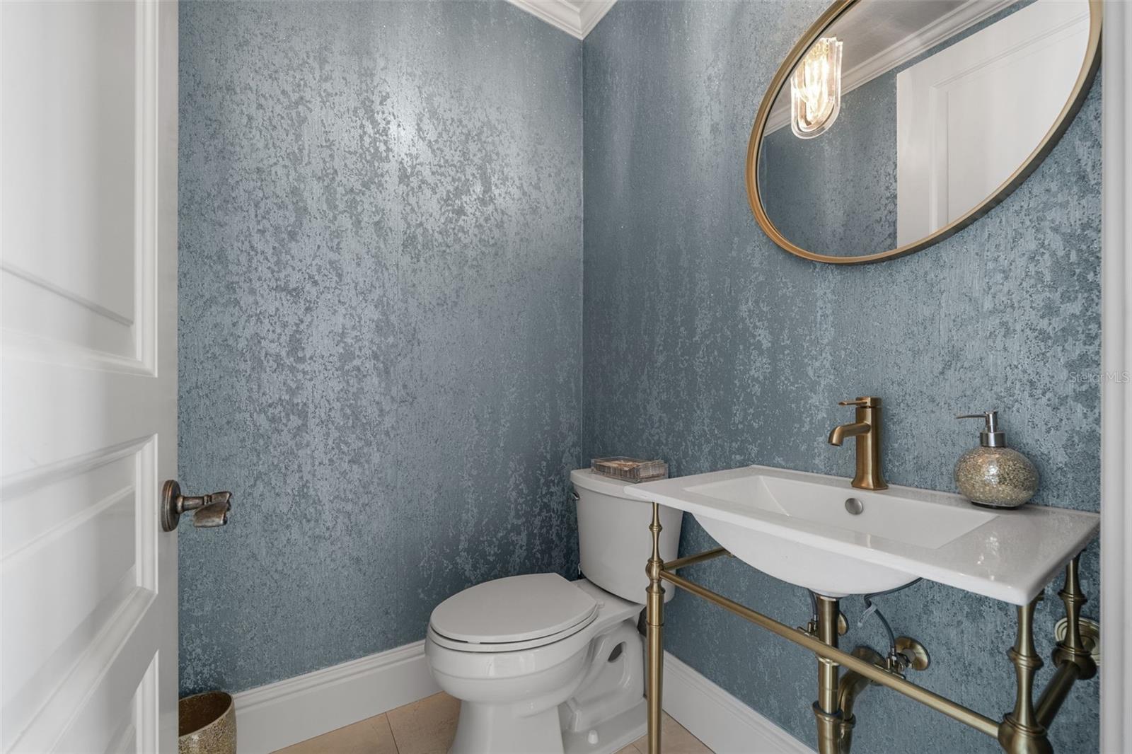 Listing photo id 19 for 464 Golden Gate Point 703