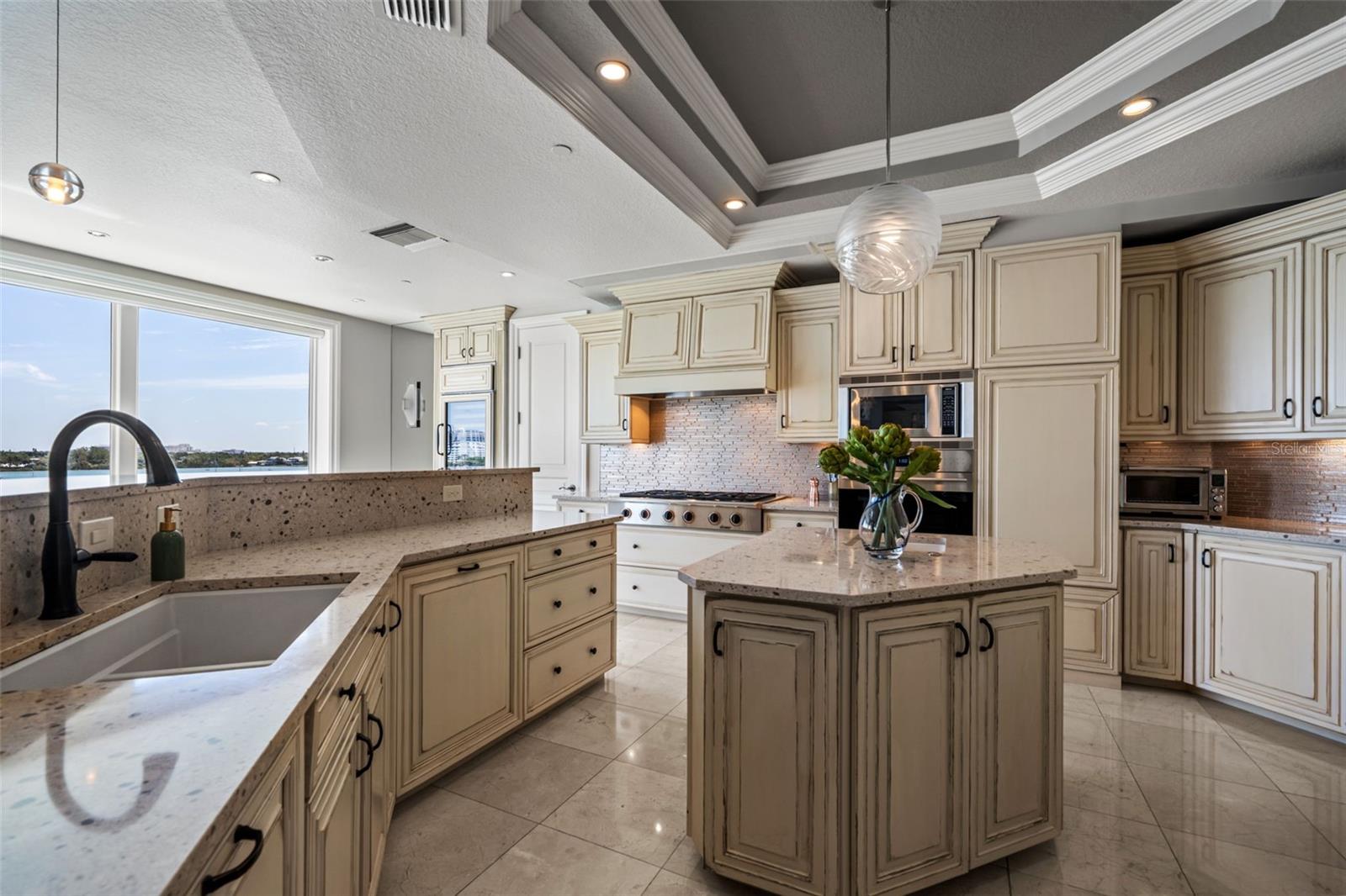 Listing photo id 26 for 464 Golden Gate Point 703