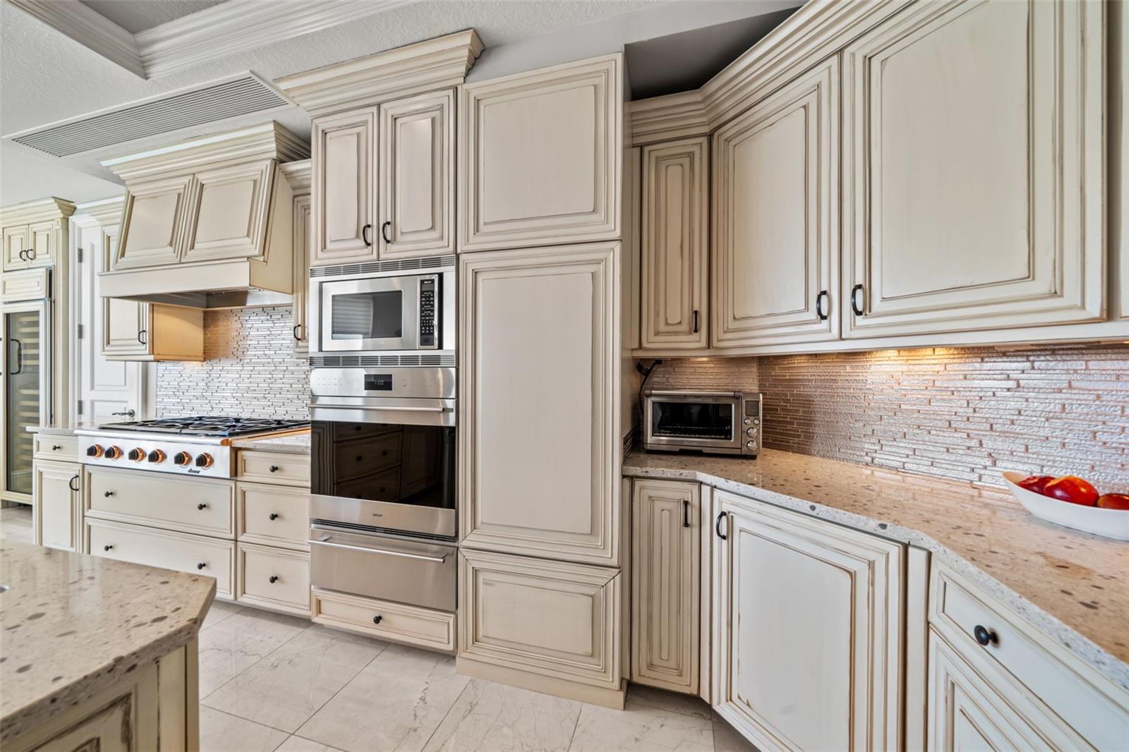 Listing photo id 29 for 464 Golden Gate Point 703