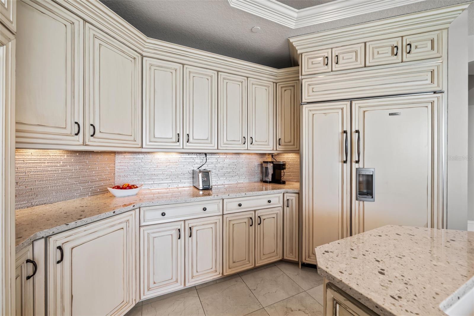 Listing photo id 30 for 464 Golden Gate Point 703