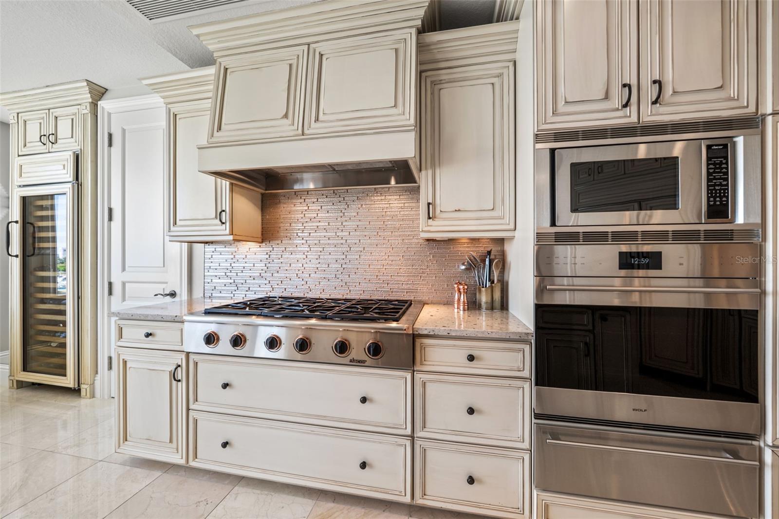 Listing photo id 31 for 464 Golden Gate Point 703