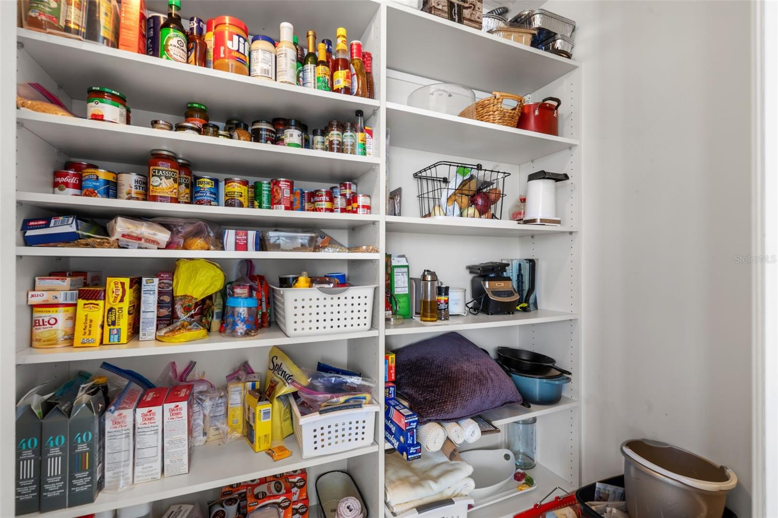 Listing photo id 32 for 464 Golden Gate Point 703