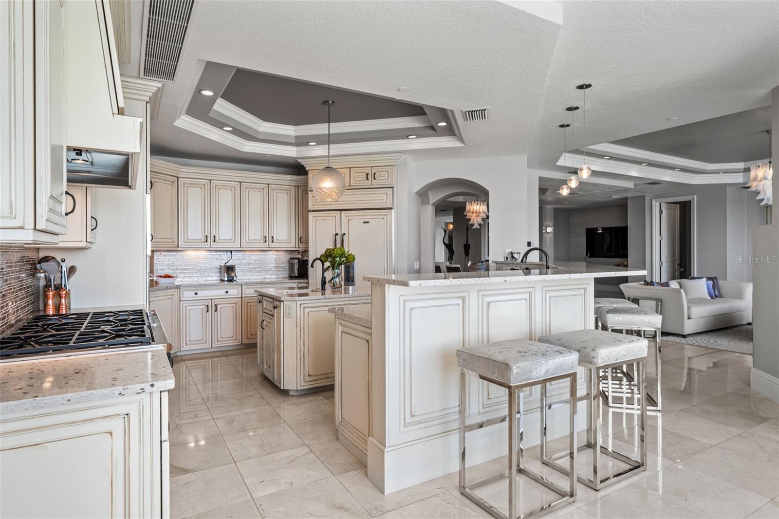 Listing photo id 33 for 464 Golden Gate Point 703