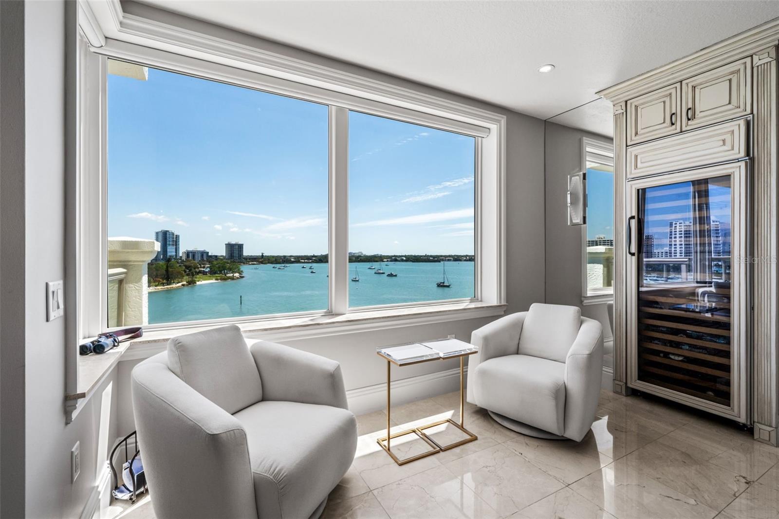 Listing photo id 34 for 464 Golden Gate Point 703