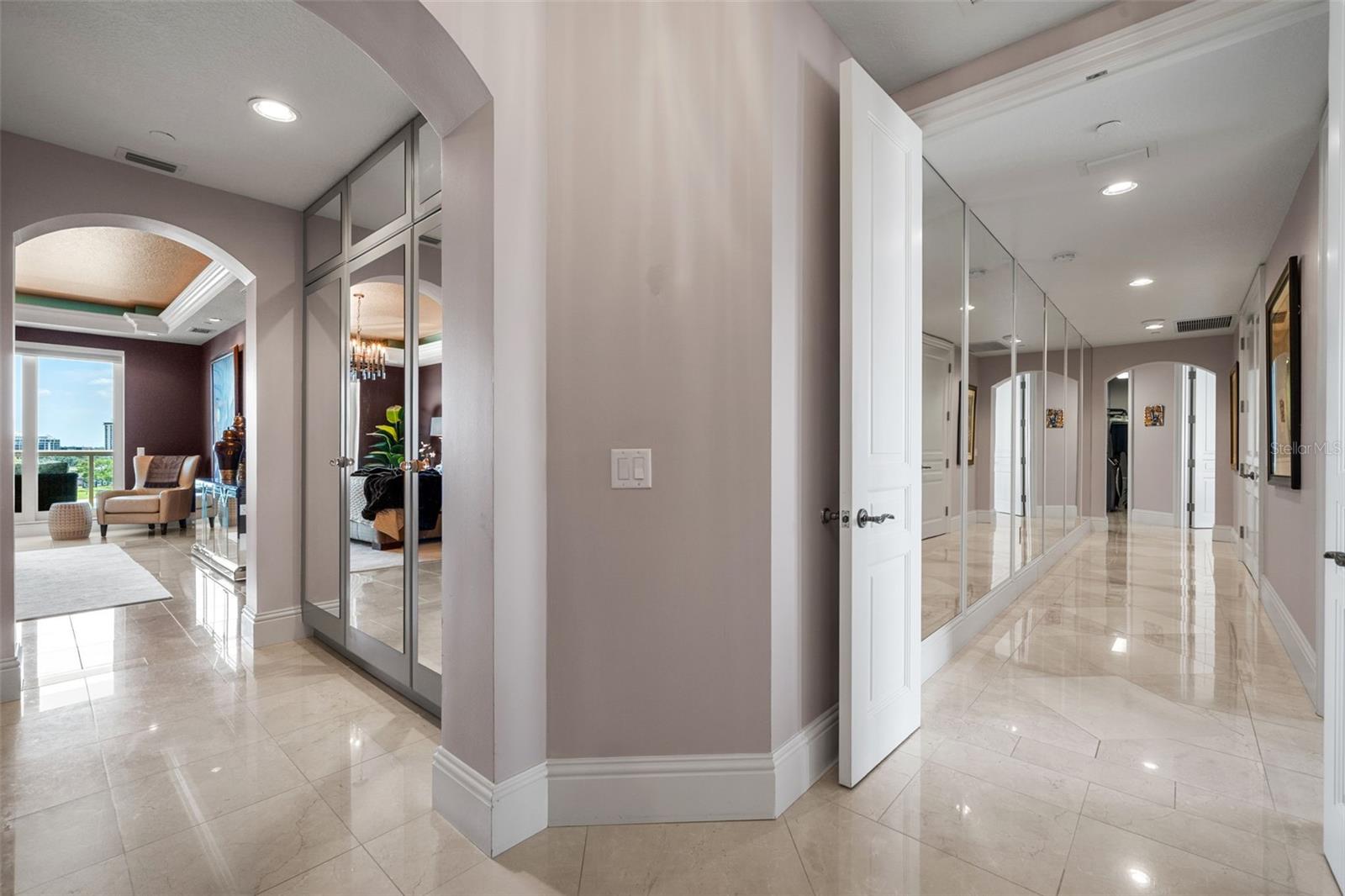 Listing photo id 44 for 464 Golden Gate Point 703