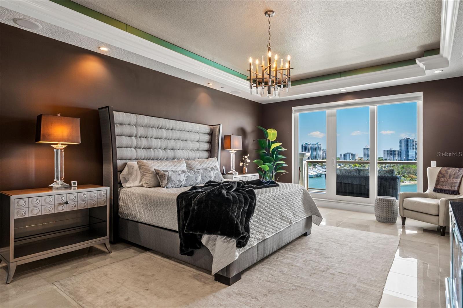 Listing photo id 45 for 464 Golden Gate Point 703