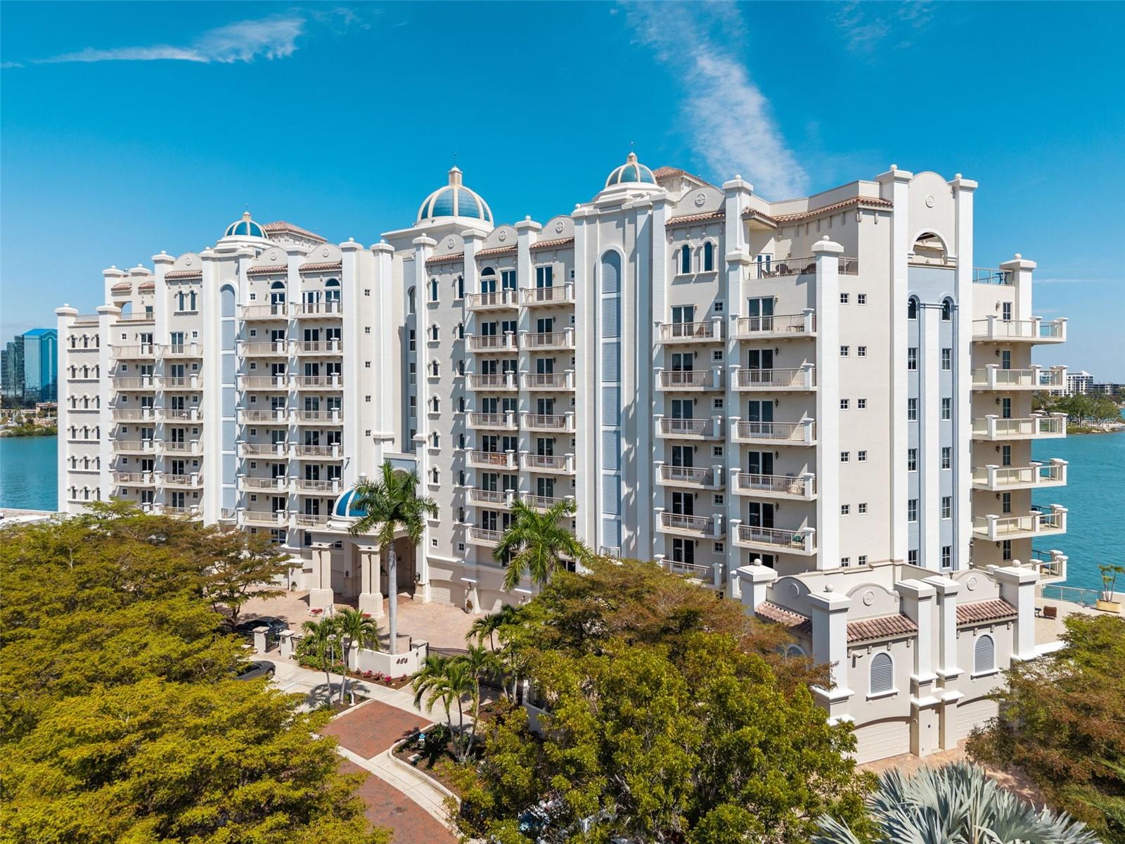 Listing photo id 3 for 464 Golden Gate Point 703