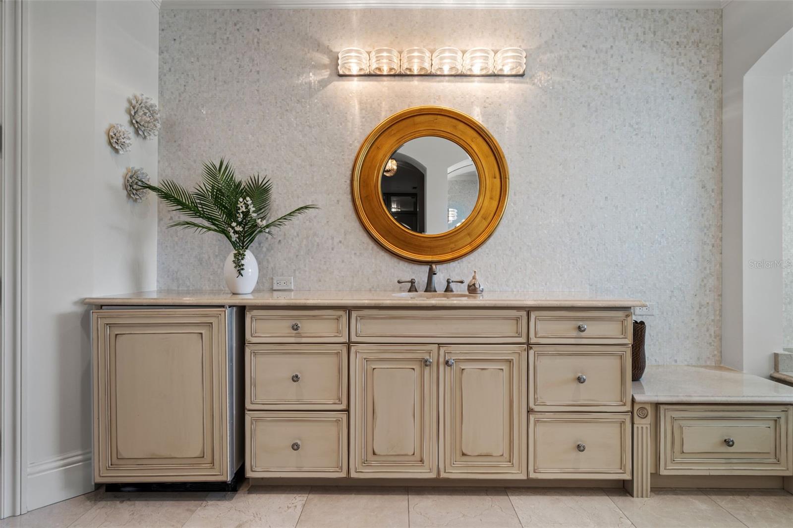 Listing photo id 50 for 464 Golden Gate Point 703