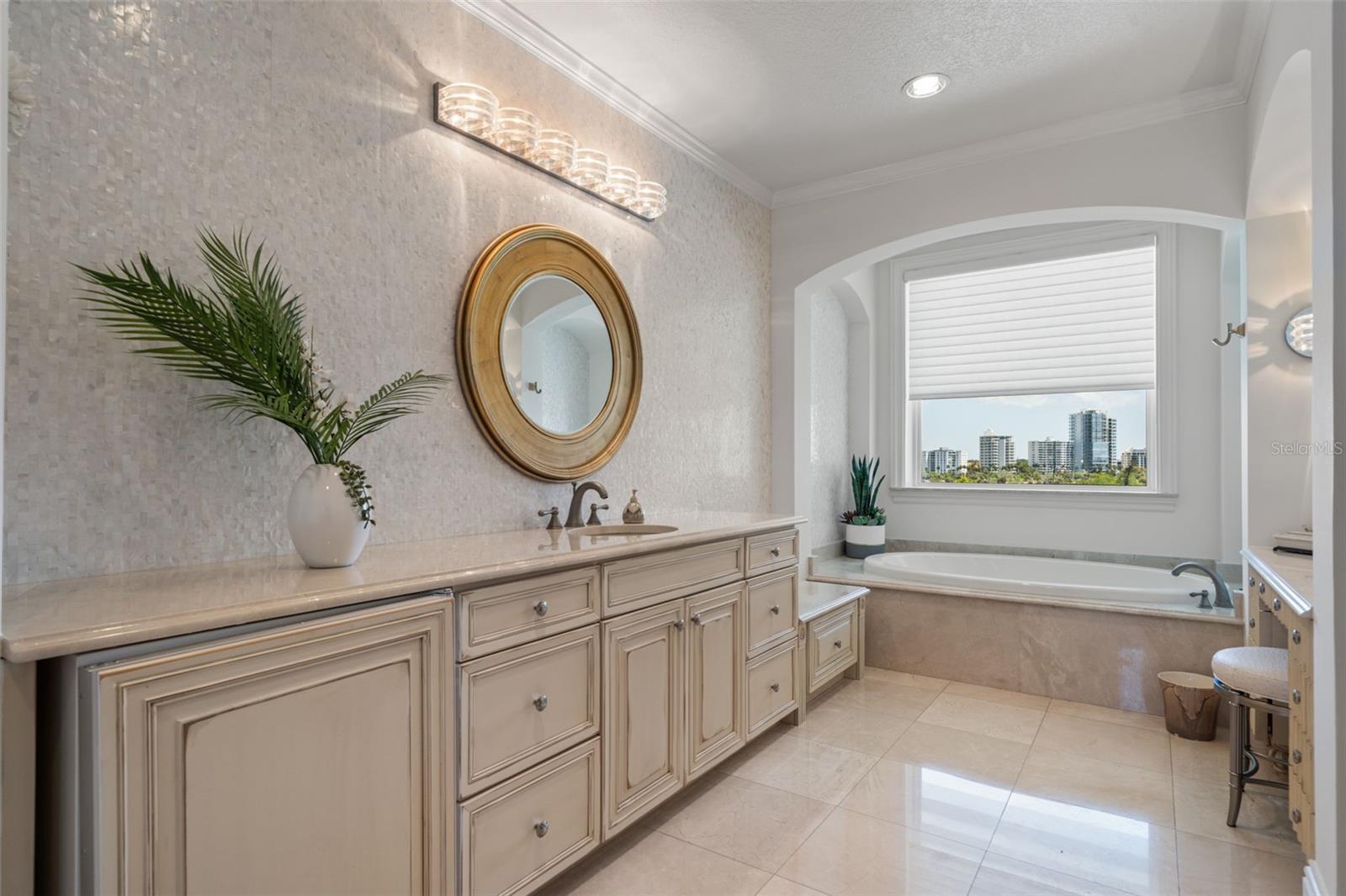 Listing photo id 51 for 464 Golden Gate Point 703