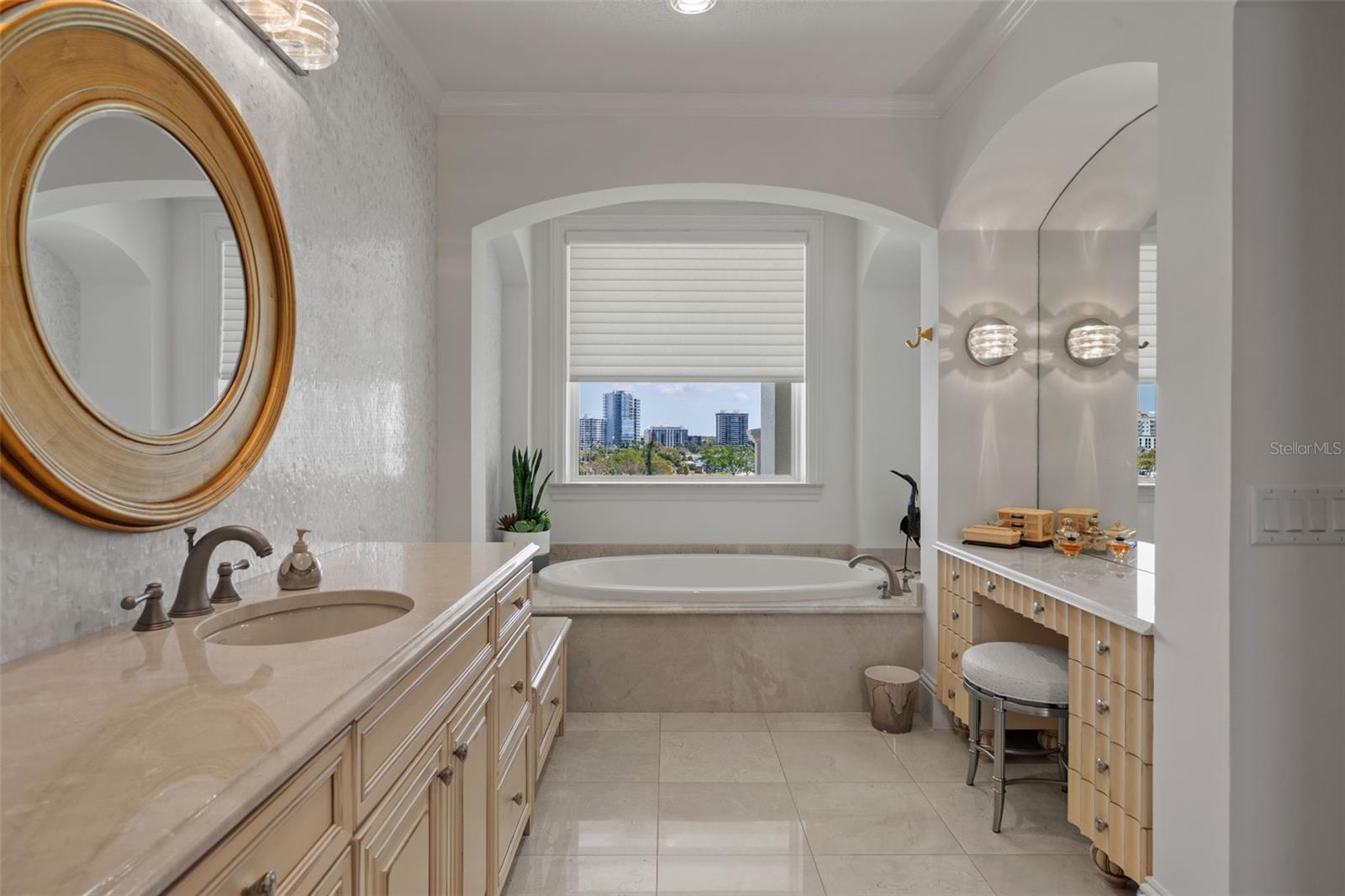 Listing photo id 52 for 464 Golden Gate Point 703