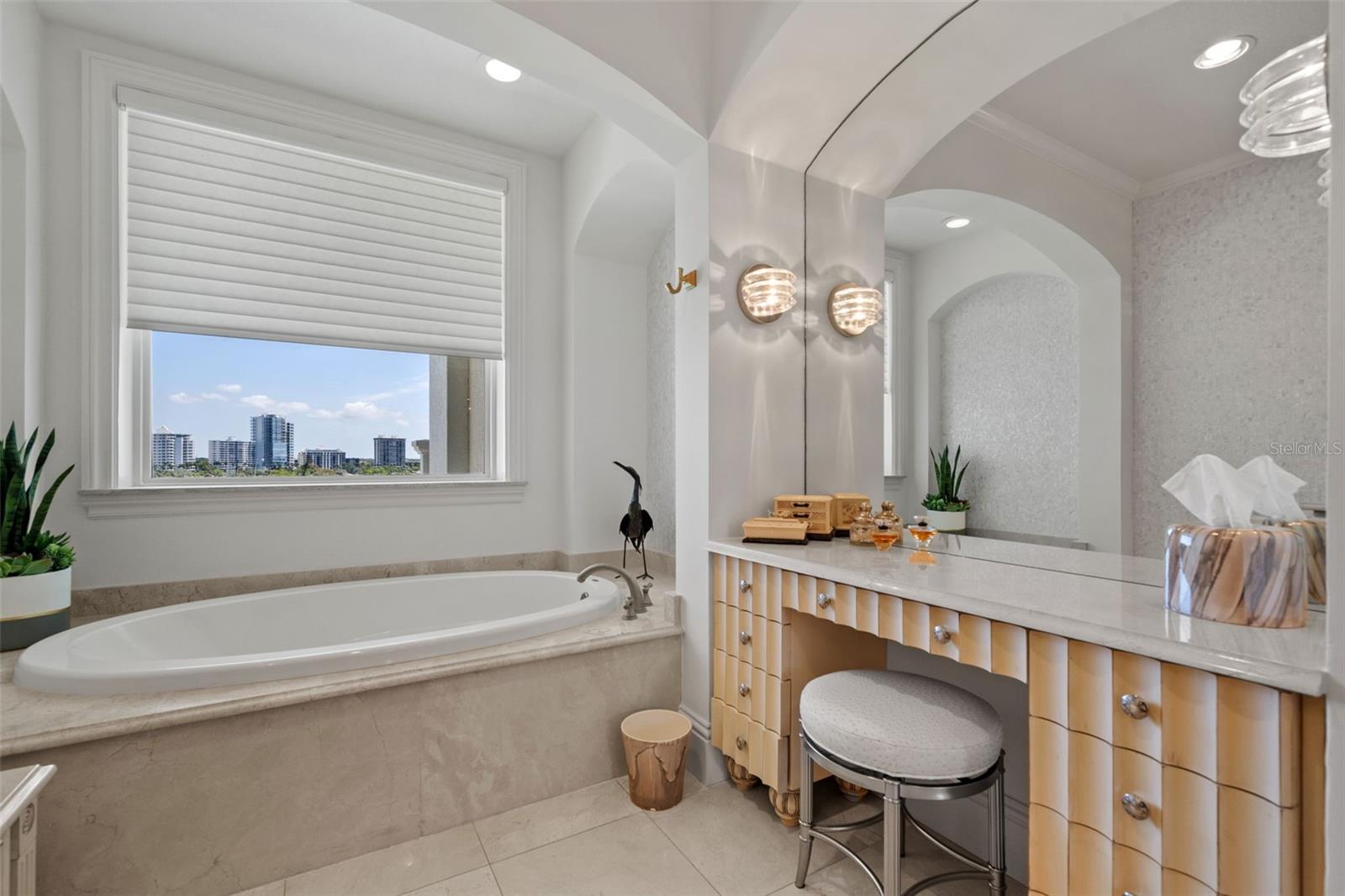 Listing photo id 54 for 464 Golden Gate Point 703