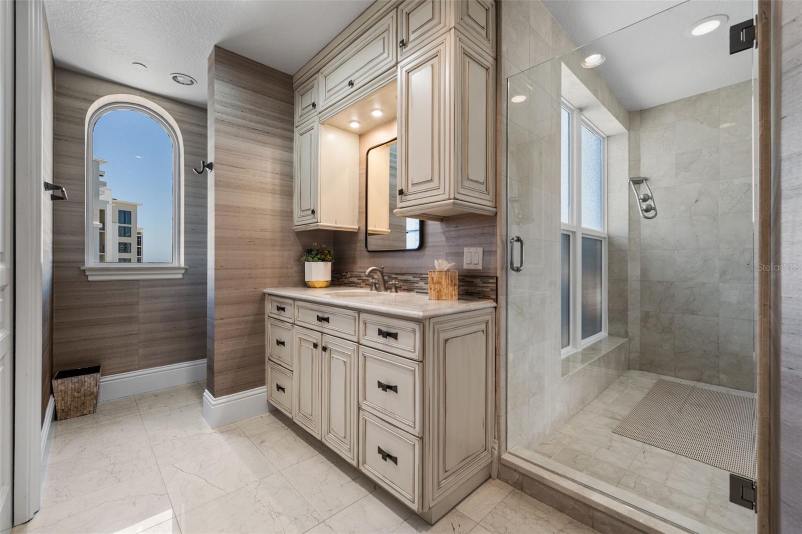 Listing photo id 58 for 464 Golden Gate Point 703