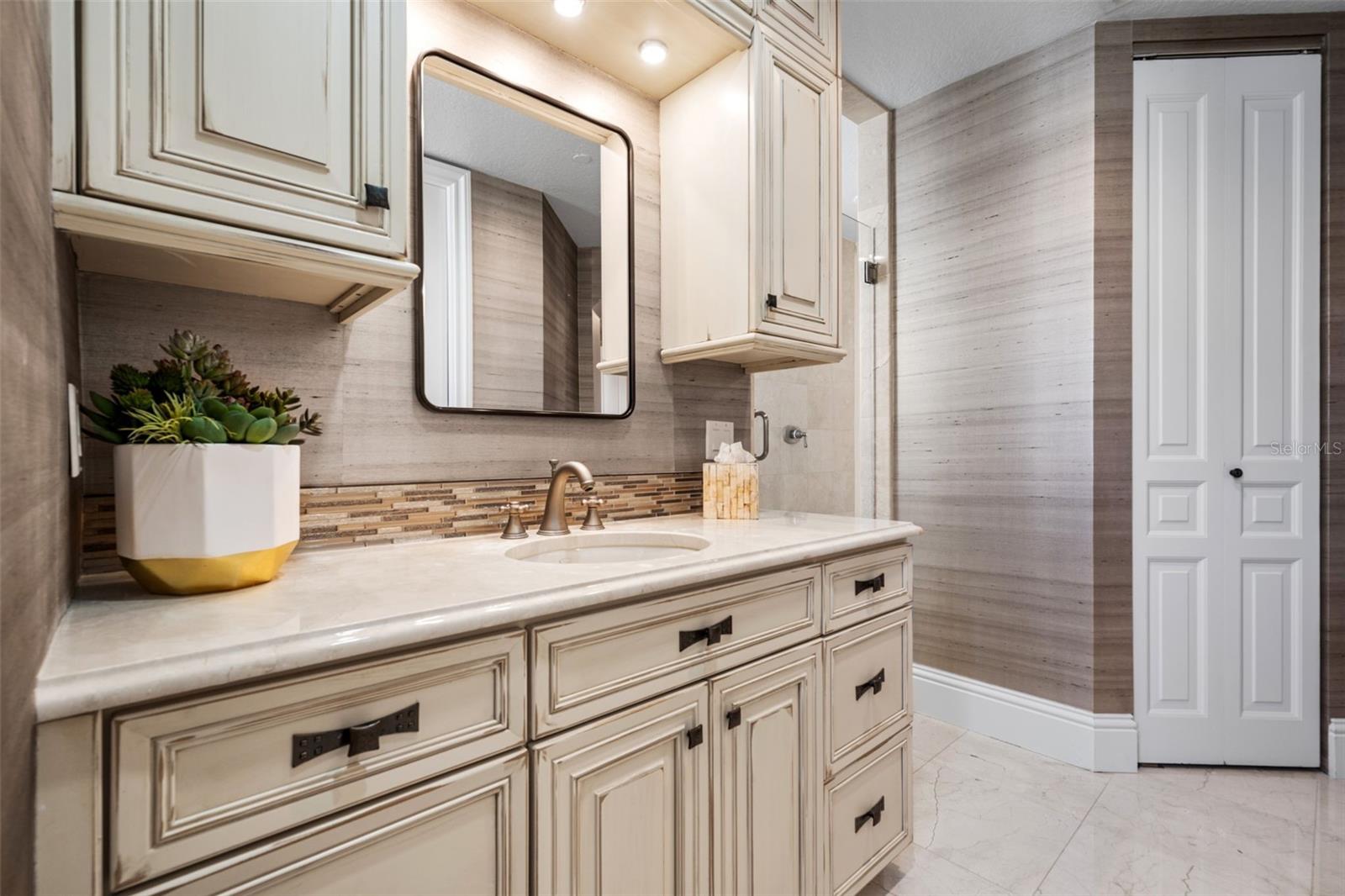 Listing photo id 61 for 464 Golden Gate Point 703