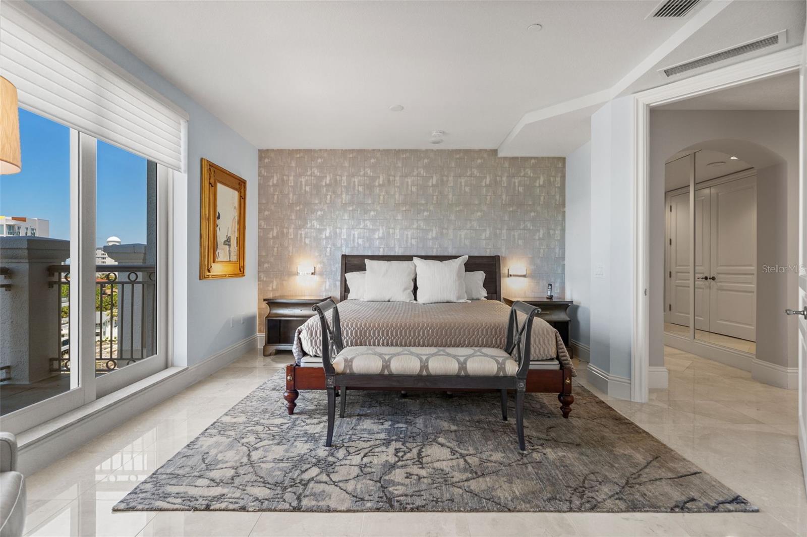 Listing photo id 63 for 464 Golden Gate Point 703