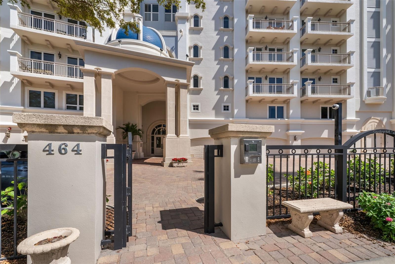 Listing photo id 5 for 464 Golden Gate Point 703