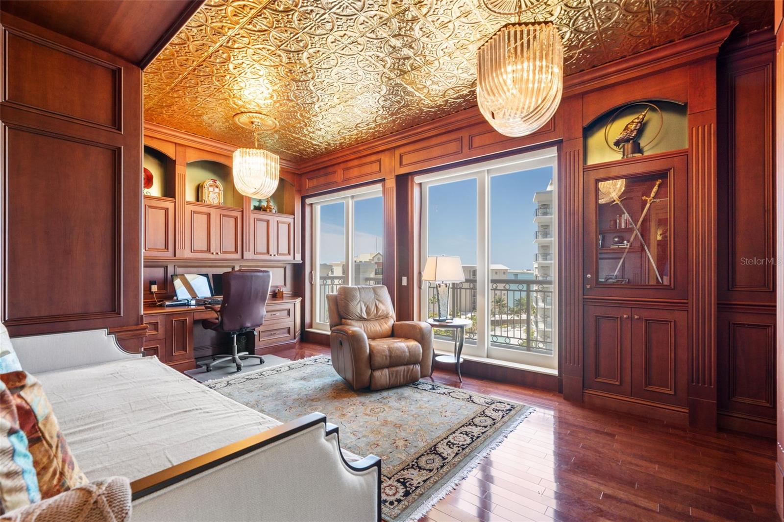 Listing photo id 69 for 464 Golden Gate Point 703