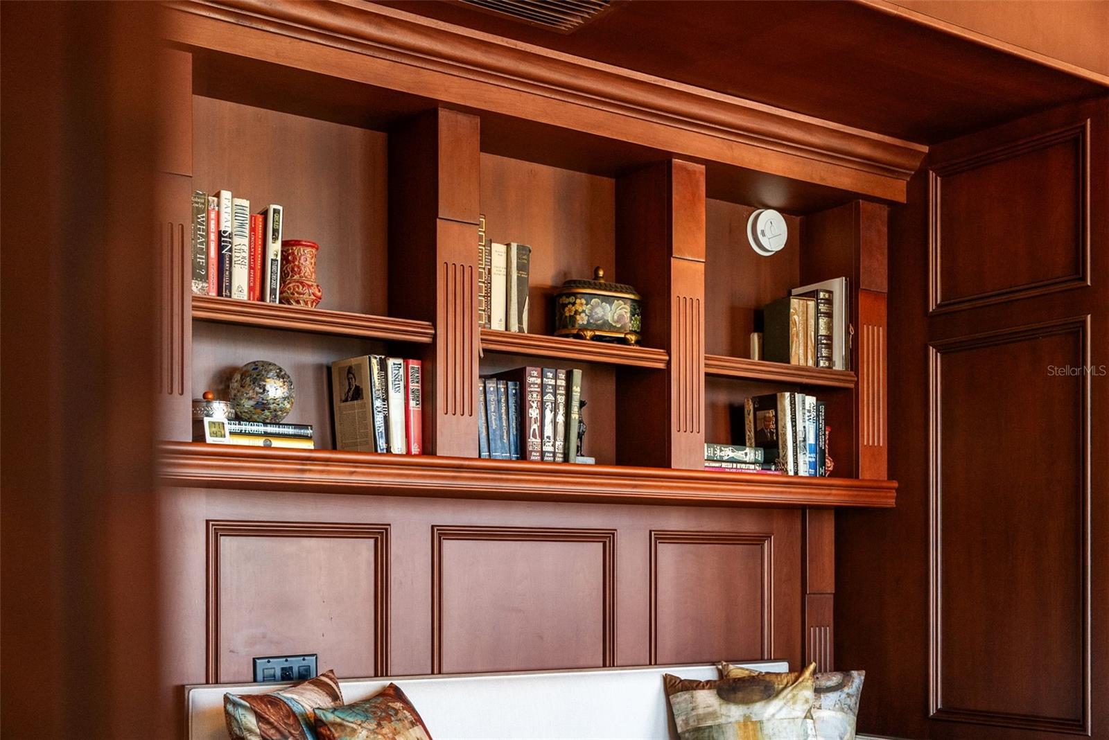 Listing photo id 70 for 464 Golden Gate Point 703