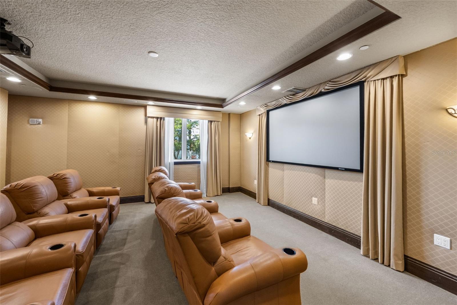 Listing photo id 83 for 464 Golden Gate Point 703