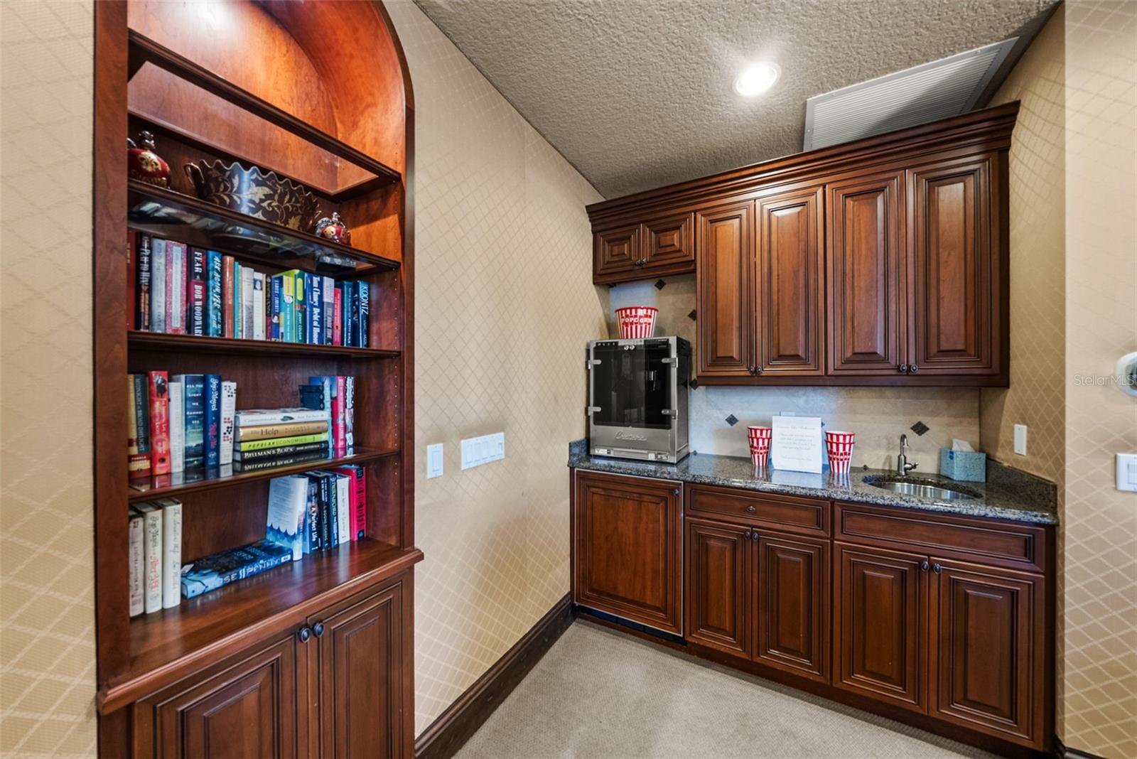 Listing photo id 84 for 464 Golden Gate Point 703