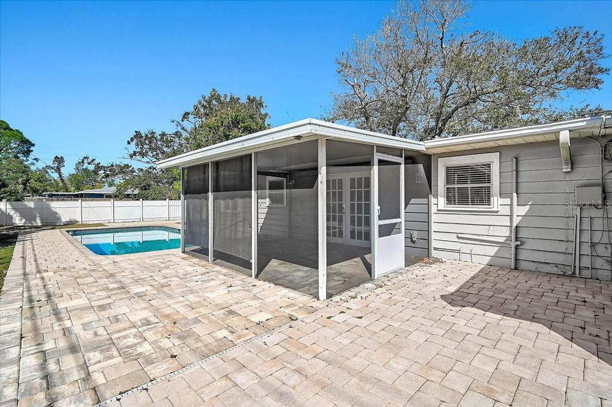 Image 10 of 40 For 2866 Louise Street