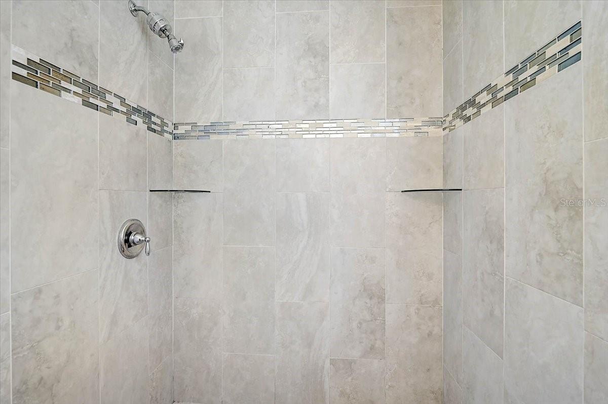 Image 19 of 40 For 2866 Louise Street