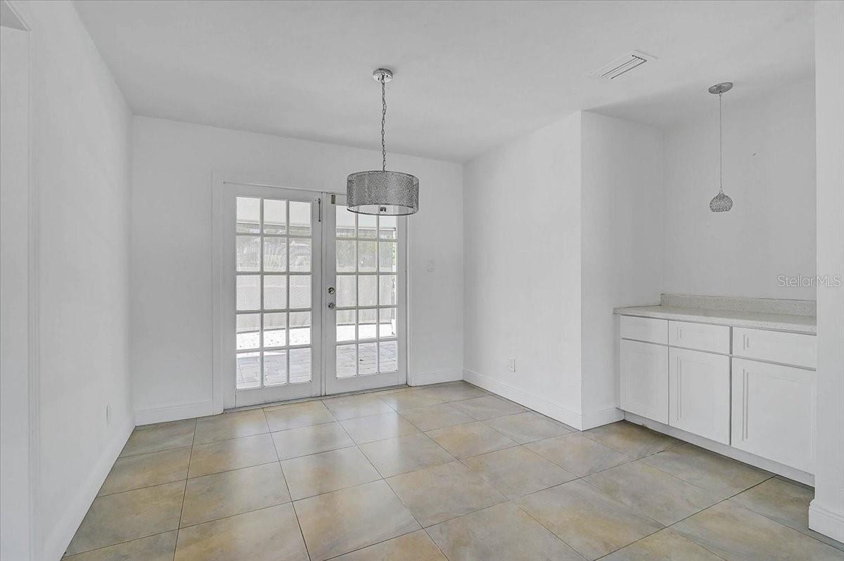 Image 22 of 40 For 2866 Louise Street