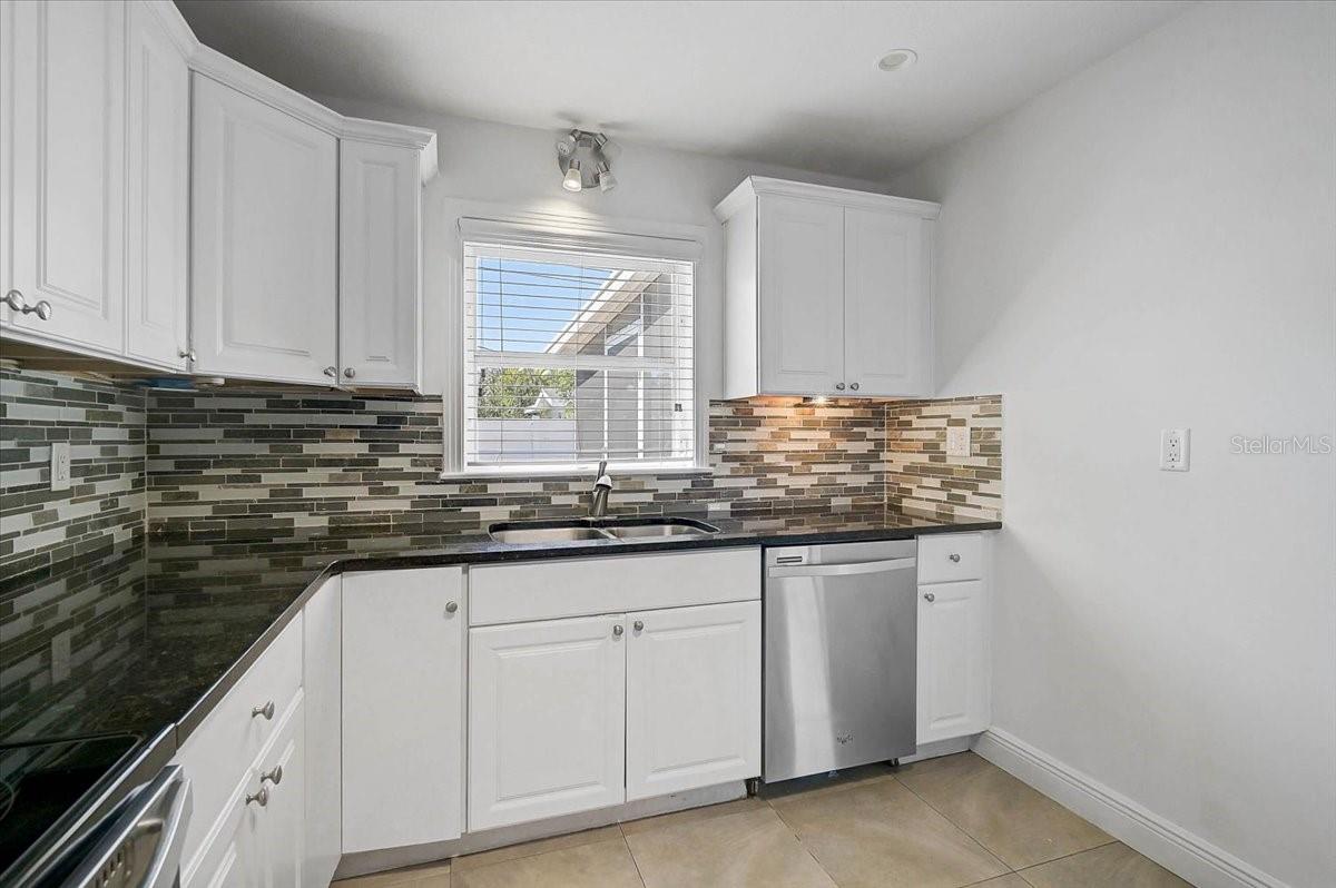 Image 4 of 40 For 2866 Louise Street