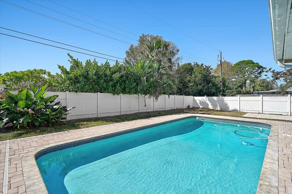 Image 8 of 40 For 2866 Louise Street