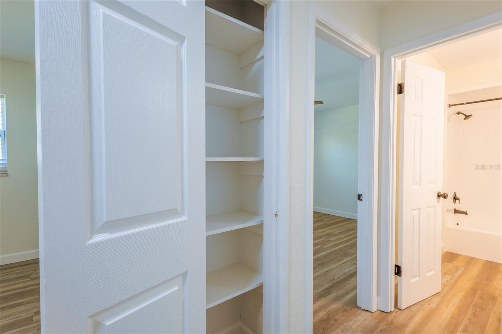 Image 18 of 47 For 1517 Hallam Court N