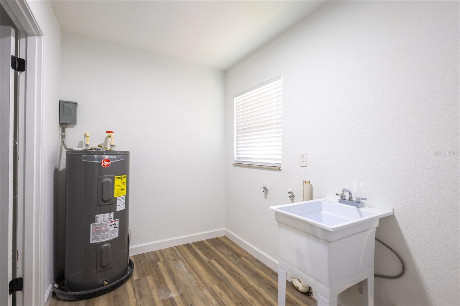 Image 35 of 47 For 1517 Hallam Court N