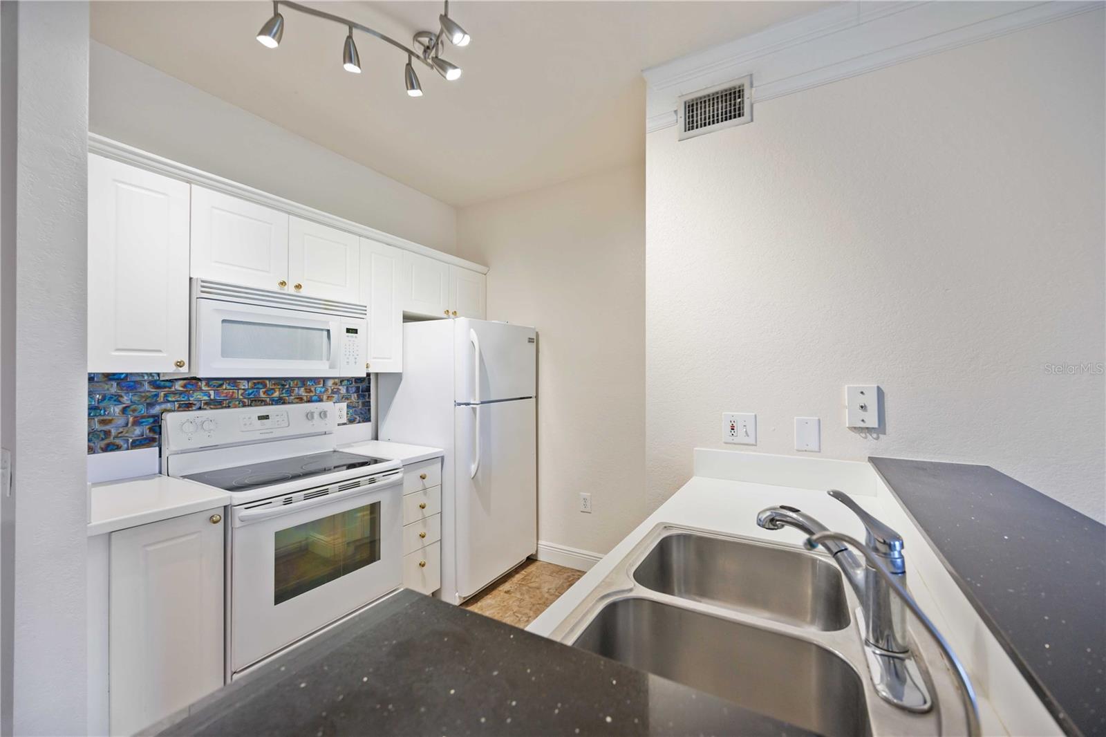 Image 9 of 25 For 5146 Northridge Road 210