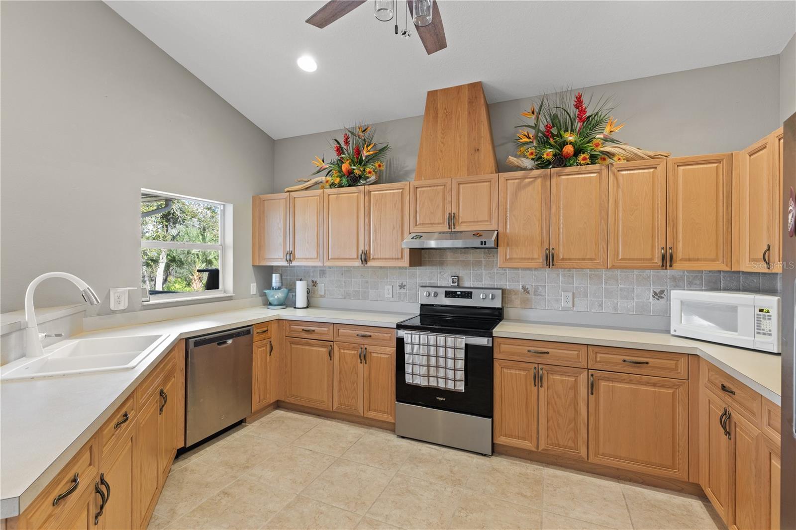 Image 15 of 45 For 27350 San Carlos Drive