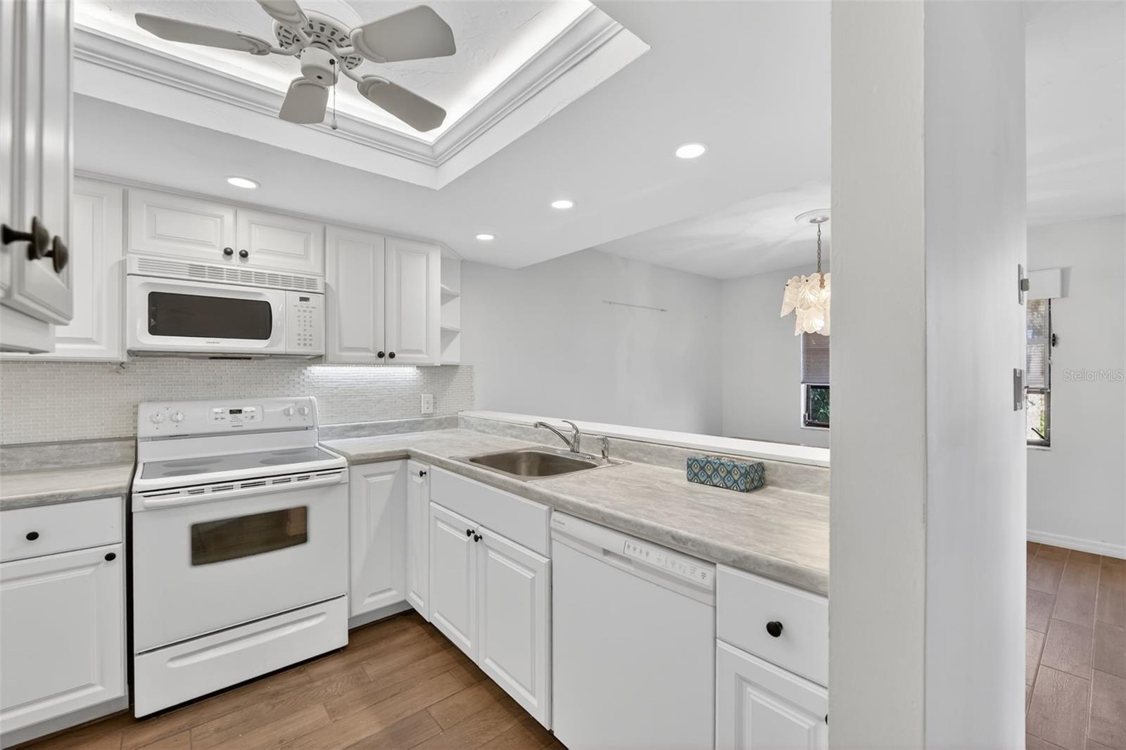 Image 18 of 68 For 23465 Harborview Road 814