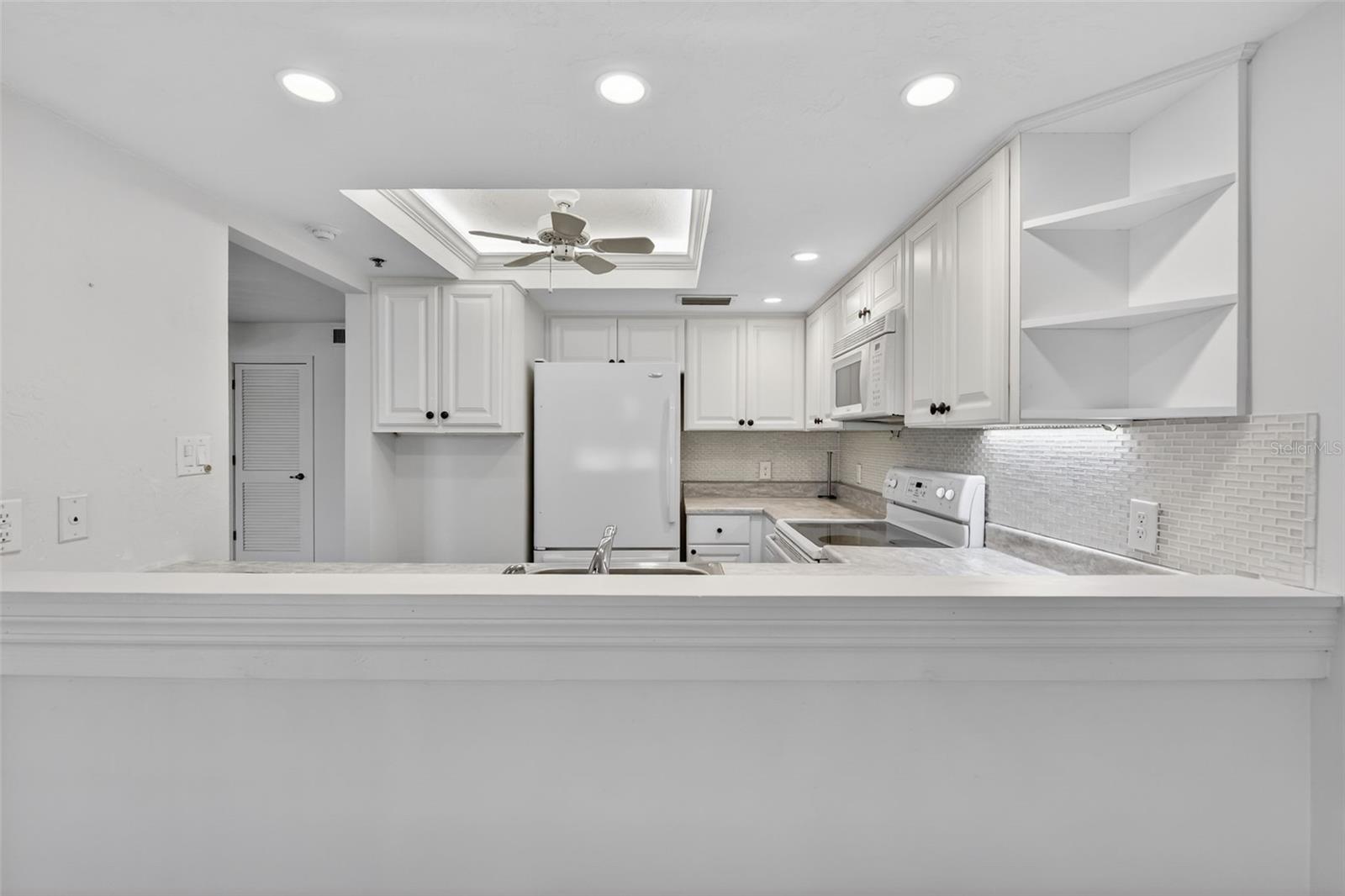 Image 19 of 68 For 23465 Harborview Road 814