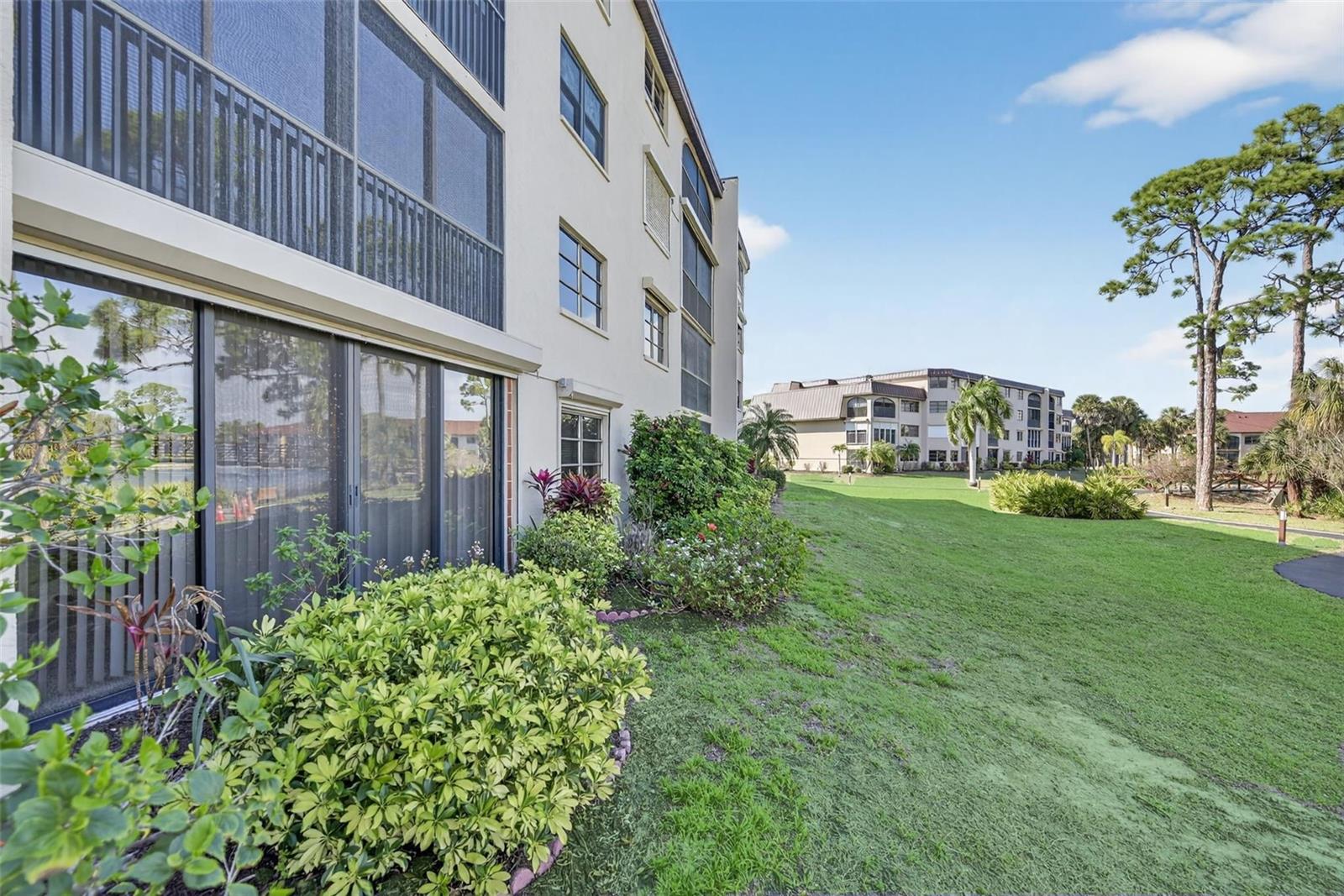 Image 37 of 68 For 23465 Harborview Road 814