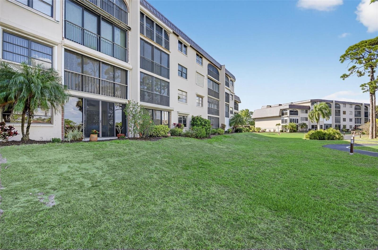 Image 38 of 68 For 23465 Harborview Road 814