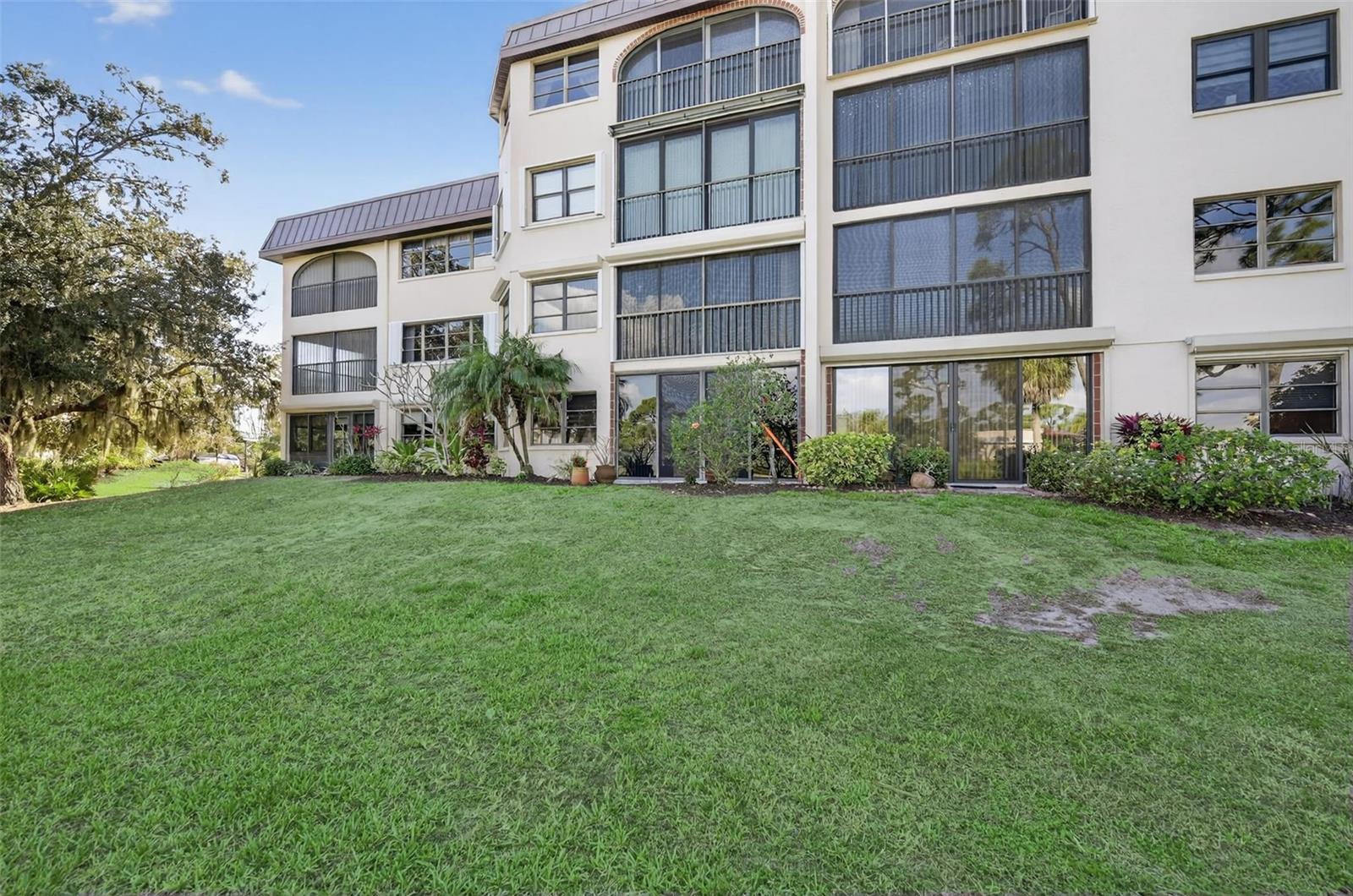 Image 39 of 68 For 23465 Harborview Road 814