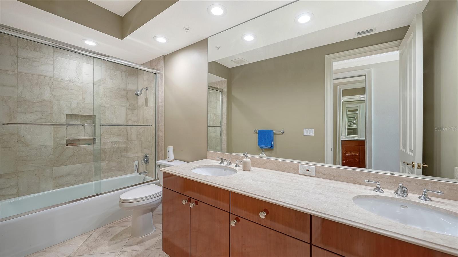 Image 25 of 40 For 35 Watergate Drive 1506