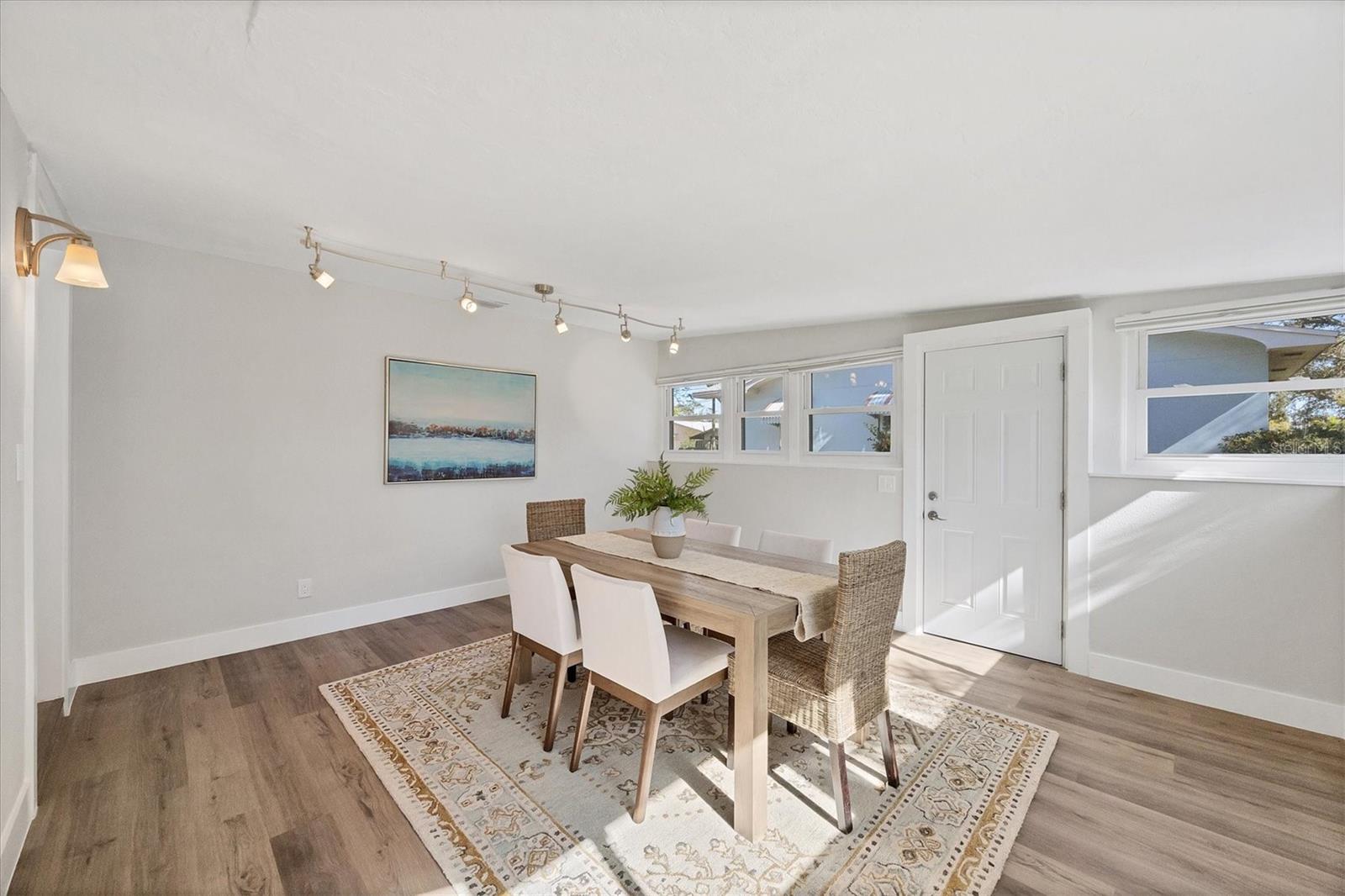 Image 17 of 52 For 4737 Del Rio Way S