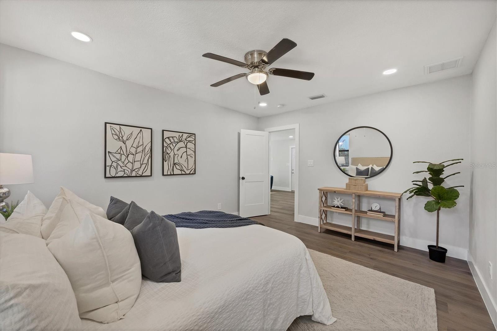 Image 21 of 52 For 4737 Del Rio Way S