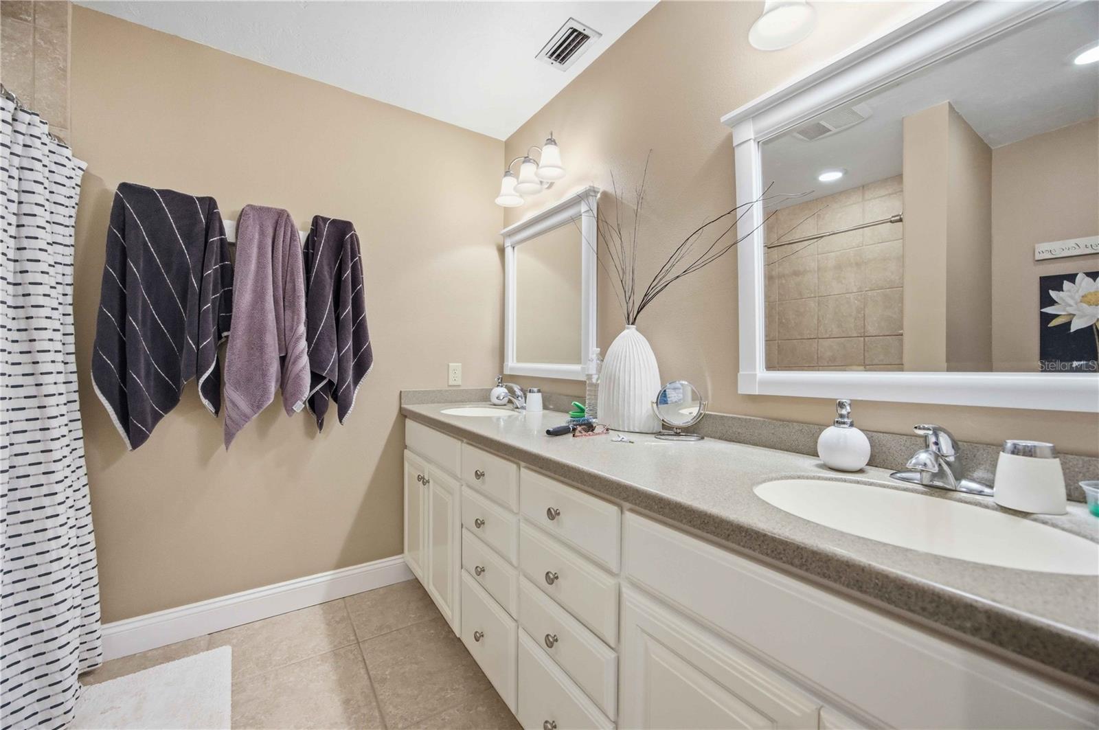 Image 16 of 48 For 16031 Winburn Drive S