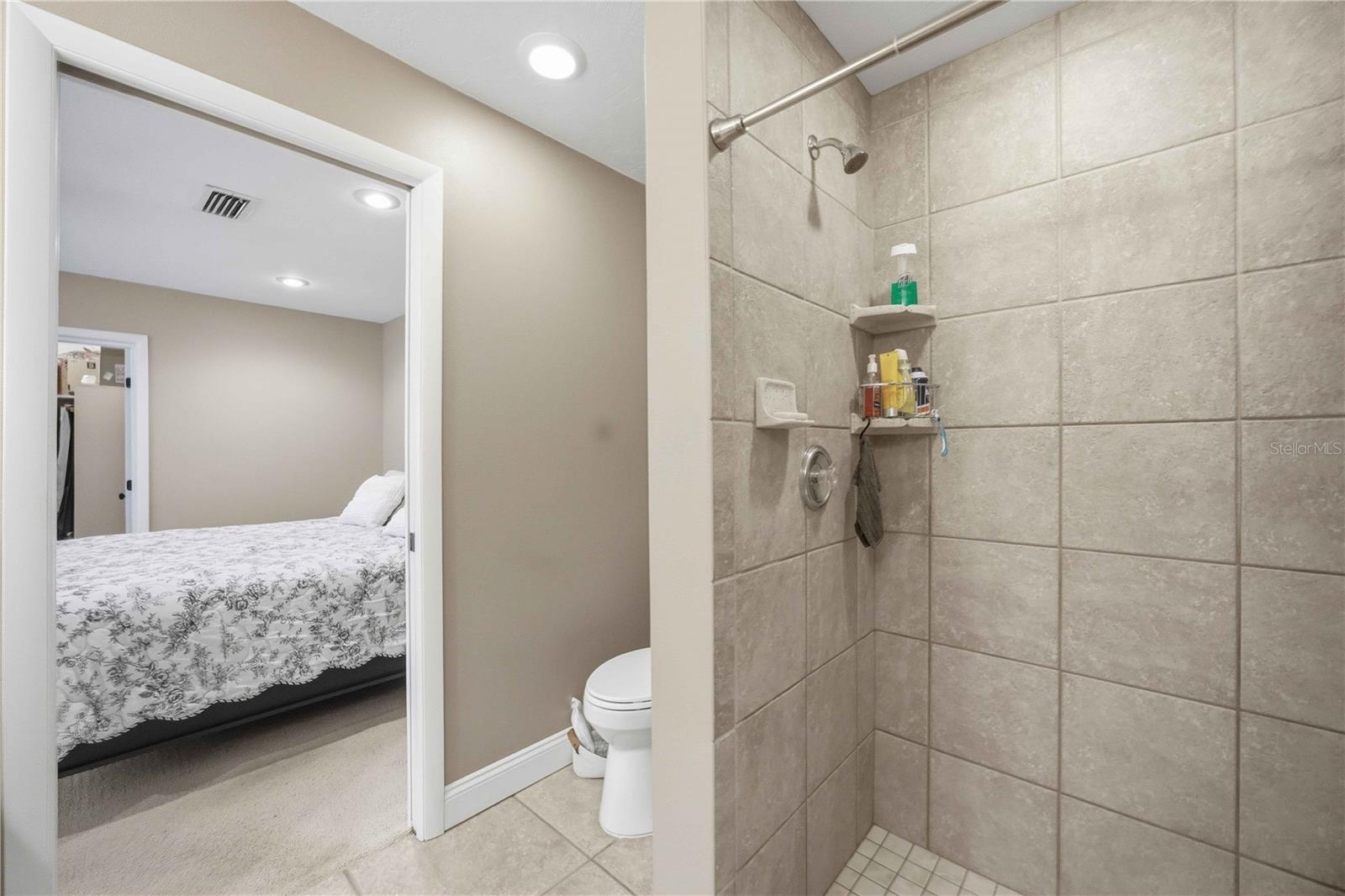 Image 17 of 48 For 16031 Winburn Drive S