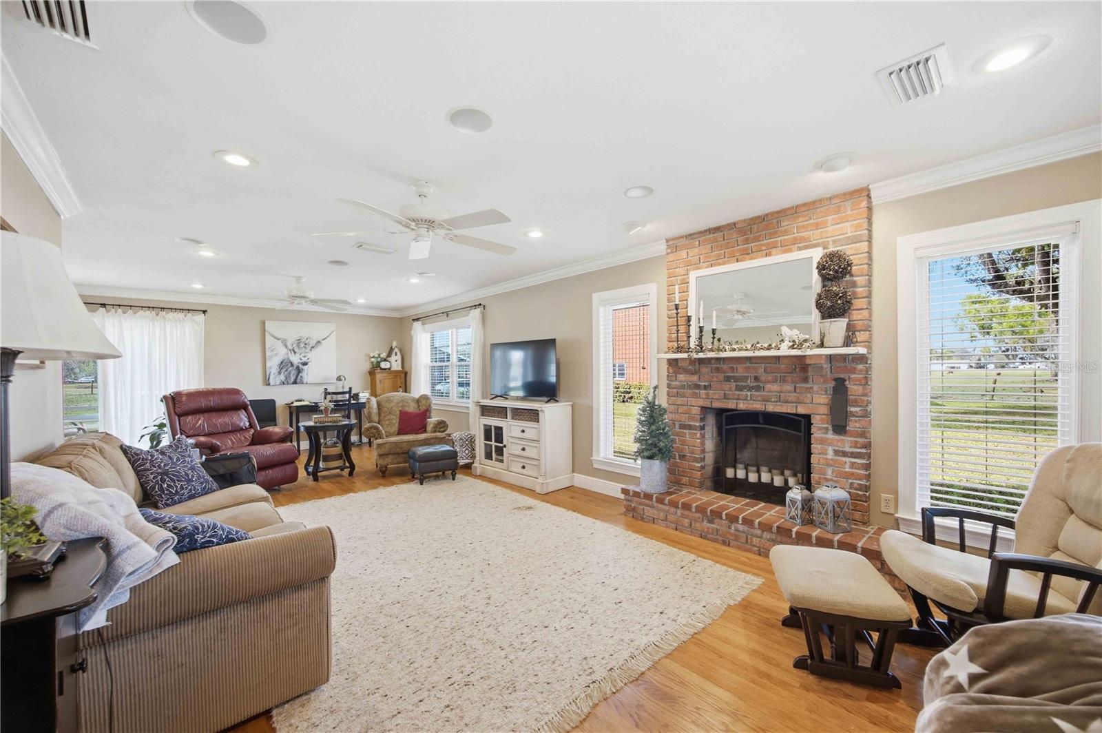 Image 7 of 48 For 16031 Winburn Drive S