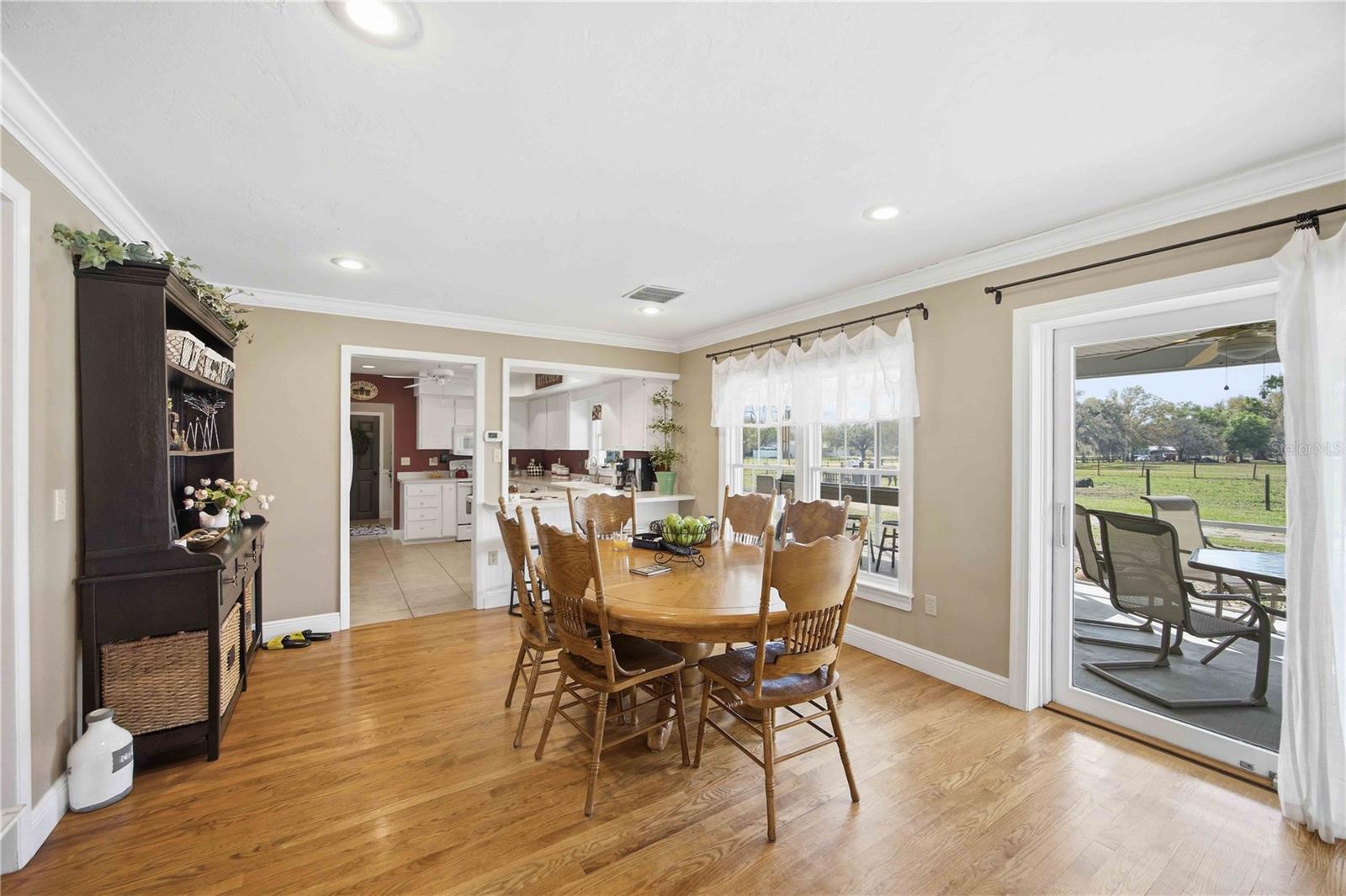 Image 9 of 48 For 16031 Winburn Drive S