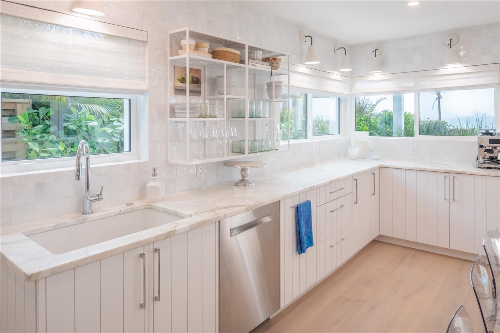 Image 11 of 93 For 321 Casey Key Road