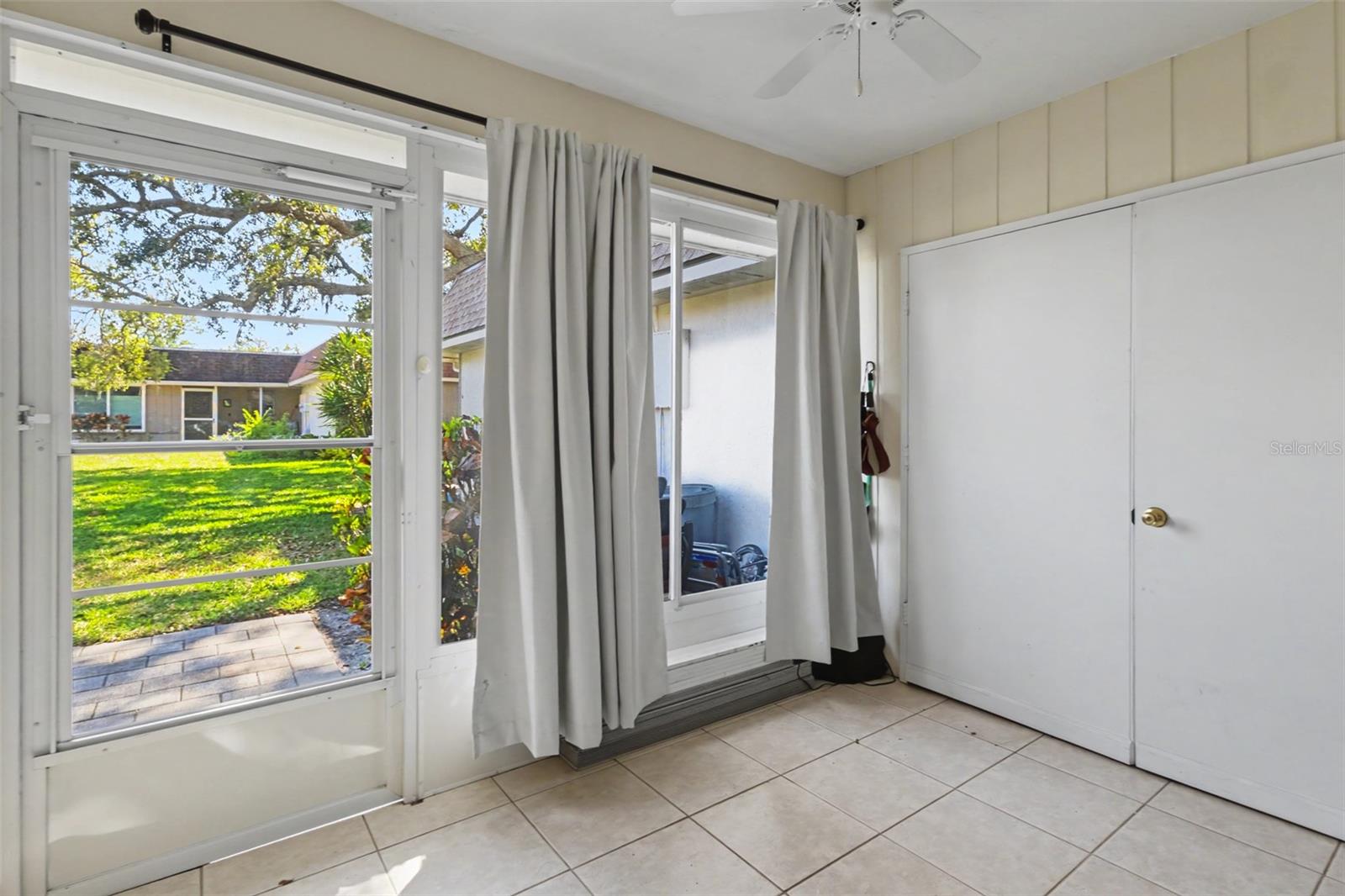 Image 17 of 31 For 1327 Glendale Circle W 218