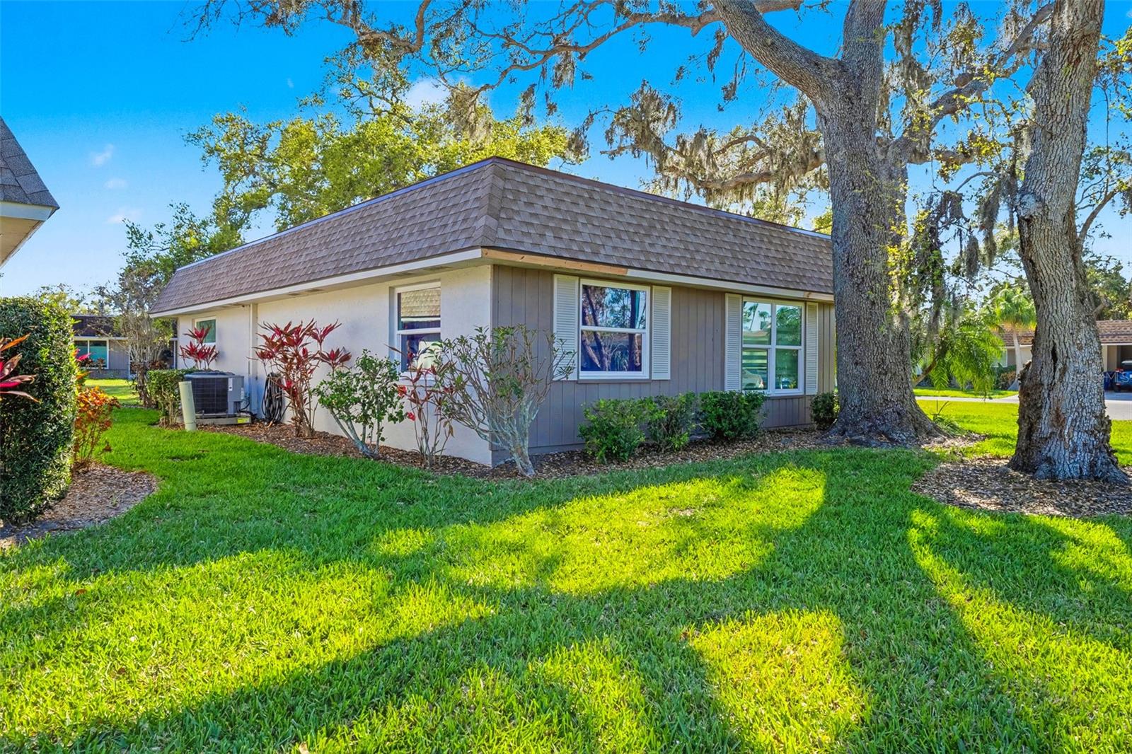 Image 18 of 31 For 1327 Glendale Circle W 218