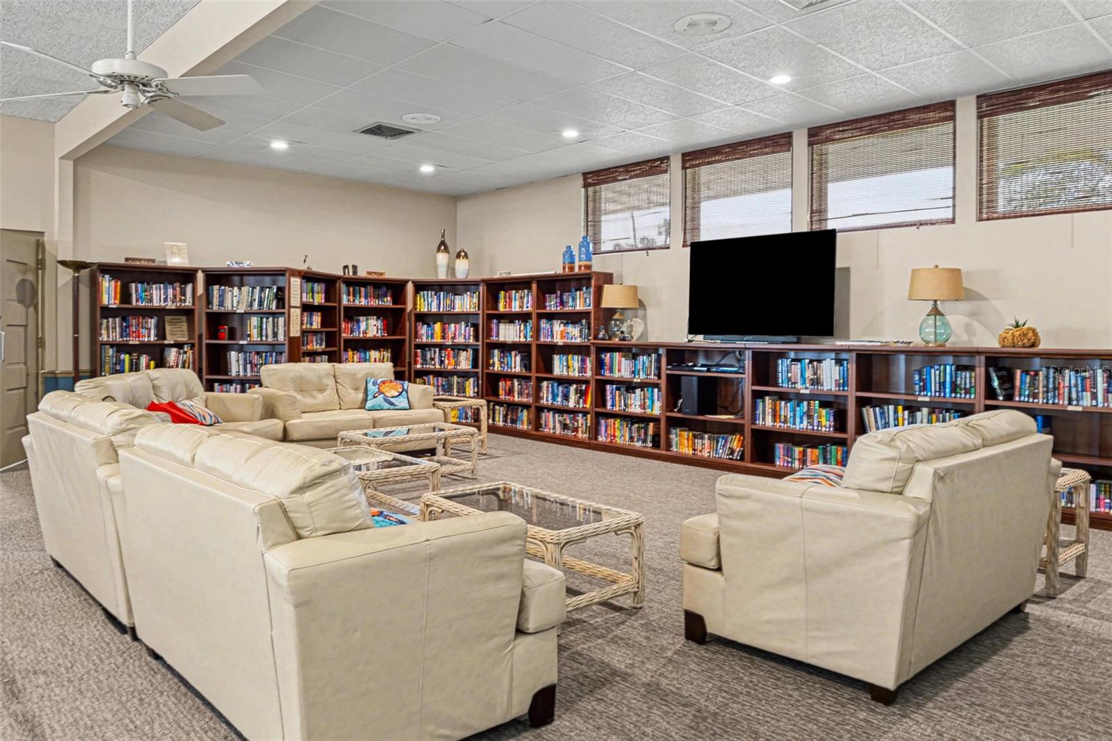 Image 27 of 31 For 1327 Glendale Circle W 218