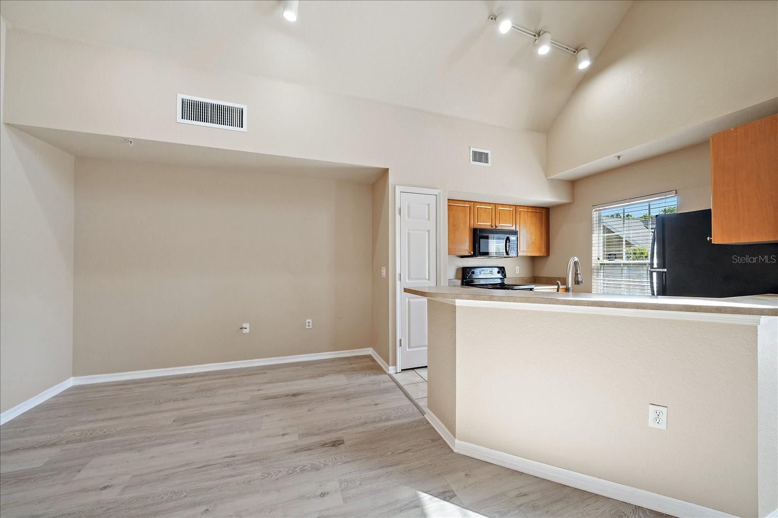 Image 12 of 47 For 5540 Rosehill Road 201